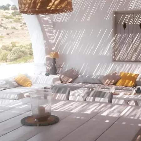 Omalley Into The Cycladic Wild * Kamárai