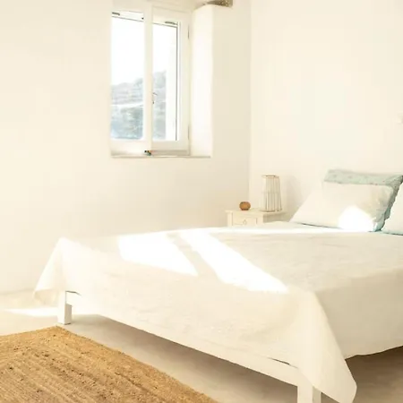 Omalley Into The Cycladic Wild * Kamárai